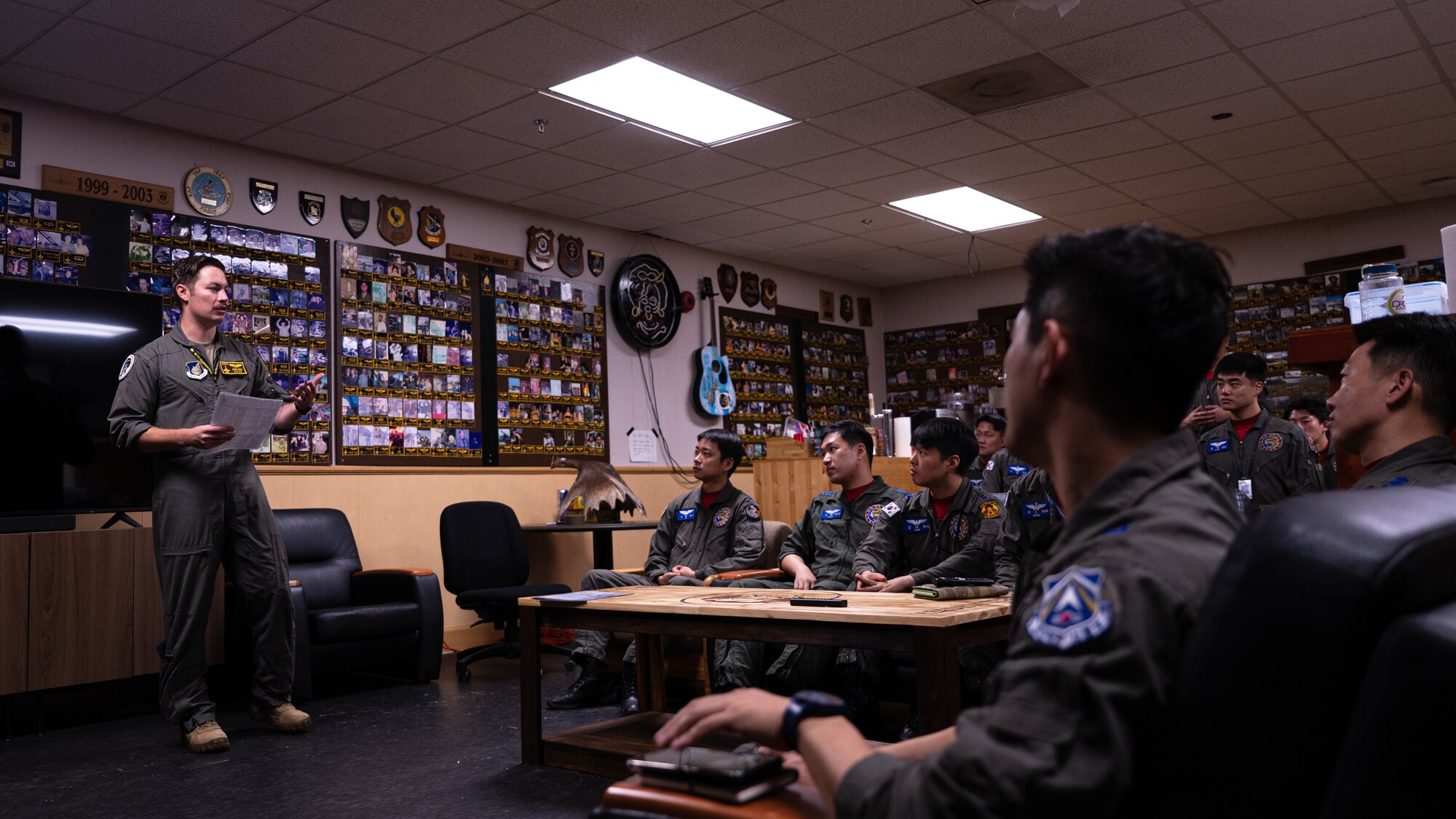 A U.S. pilot conducts a brief