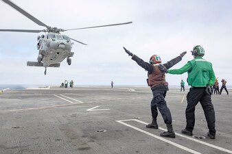 HSC-14 lands aboard USS Abraham Lincoln (CVN 72).