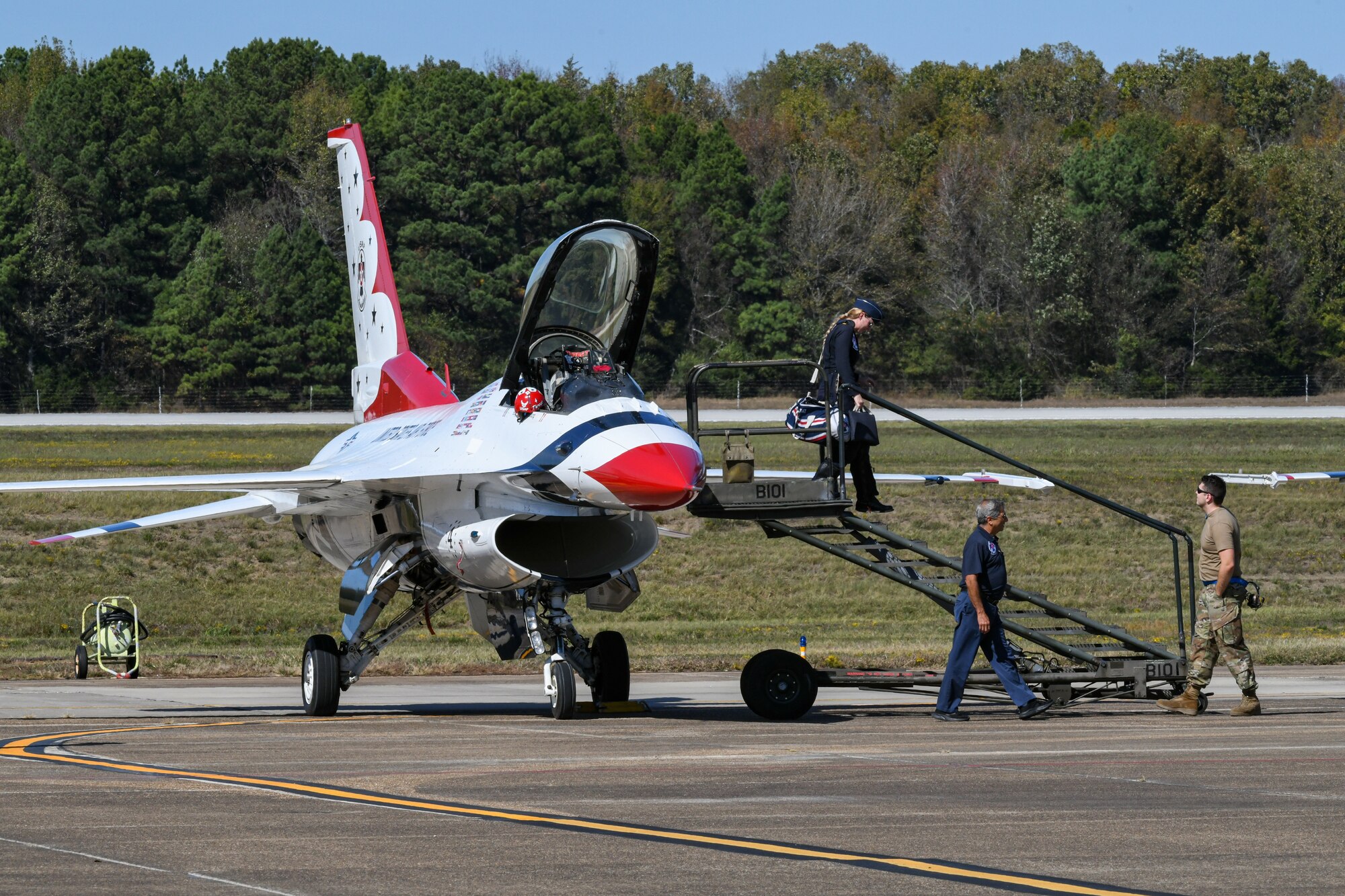 Thunderbird pilot exits F-16