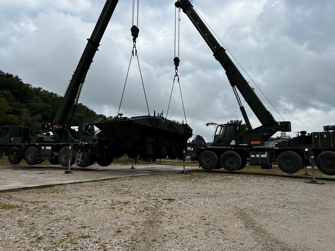 Students from NCO Operators Course 2-23 conducting a Tandem lift.