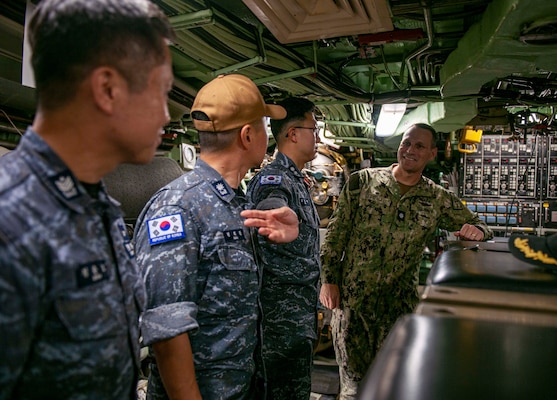 ROK Navy visits USS Annapolis (SSN 760).