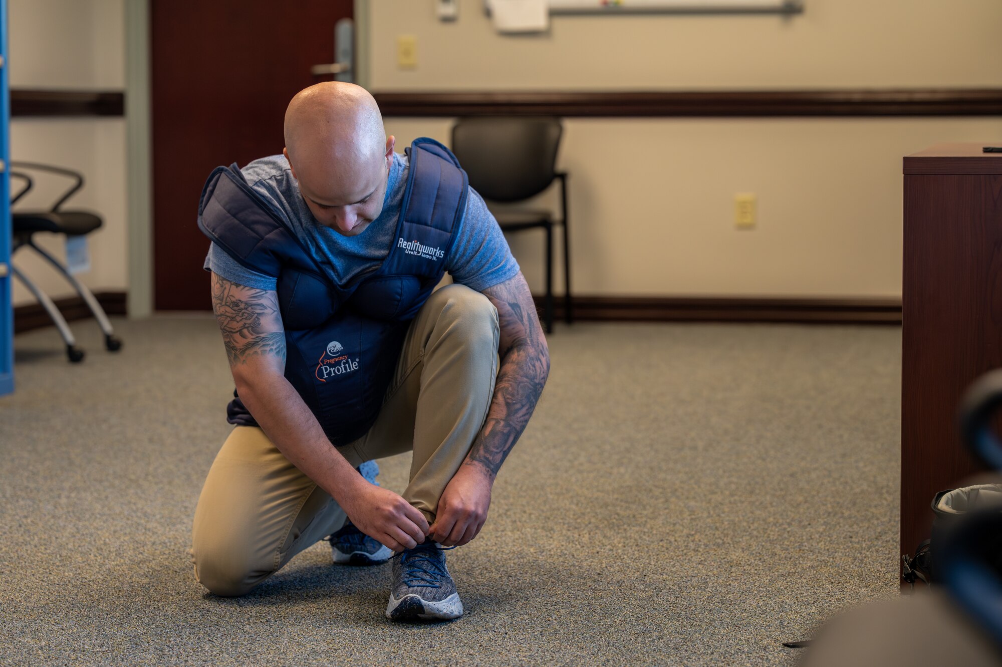 An airmen ties his shoe