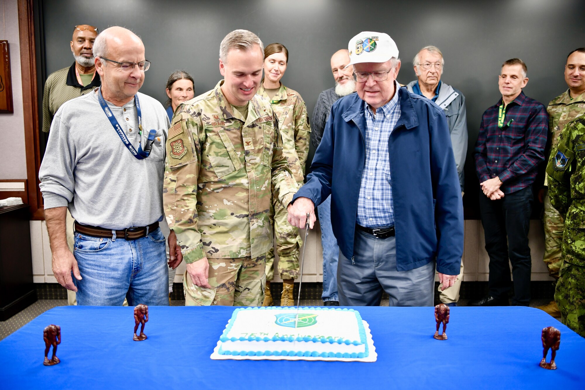 Alumni cutting a cake