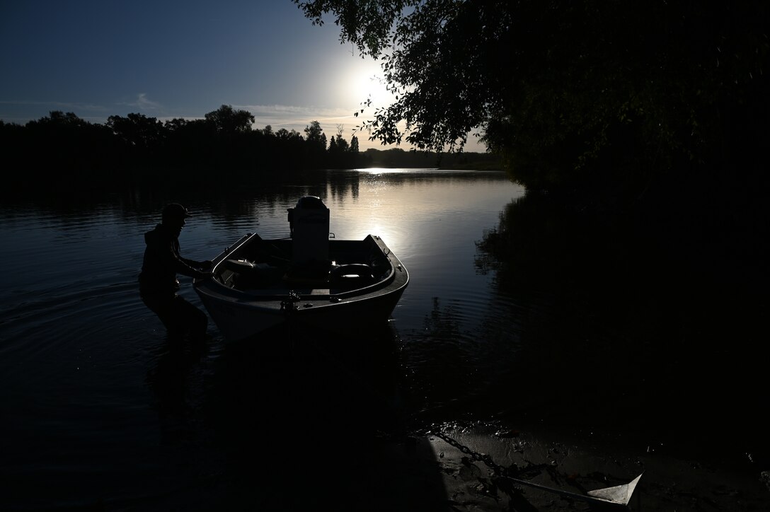 For the past four years, fish biologists with U.S. Army Corps of Engineers Sacramento District Planning Division have spent Mondays and Fridays from September through October on the 300-mile-long river where it passes through Hamilton City, angling in a 20-foot fishing hole favored by green sturgeons.
But they’re not there for sport. They’re there to help recover the species that since 2006 has been listed as threatened under the Endangered Species Act.