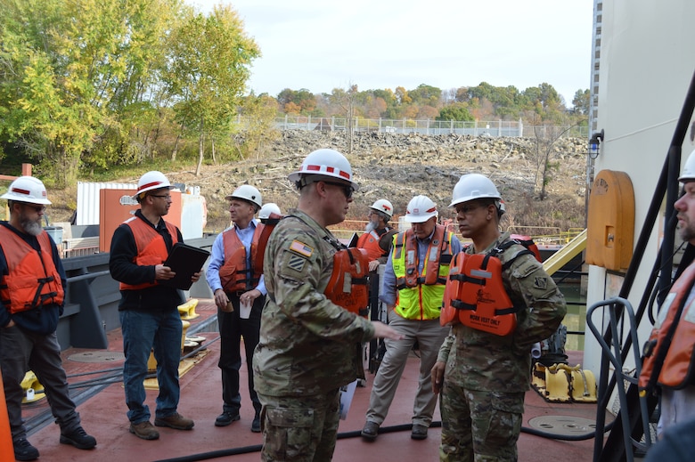 LRD Commanding General visits Meldahl Locks & Dam