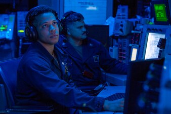 Combat information center aboard USS Paul Hamilton (DDG 60) in the Pacific Ocean.