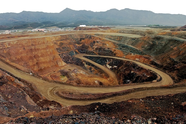 The pit mine at the Molycorp Mountain Pass rare-earth facility in California’s Mojave Desert in May. Image by John
Gurzinski. From High Country News, June 16, 2015 (https://www.hcn.org/issues/47.11/why-rare-earth-mining-inthe-
west-is-a-bust).