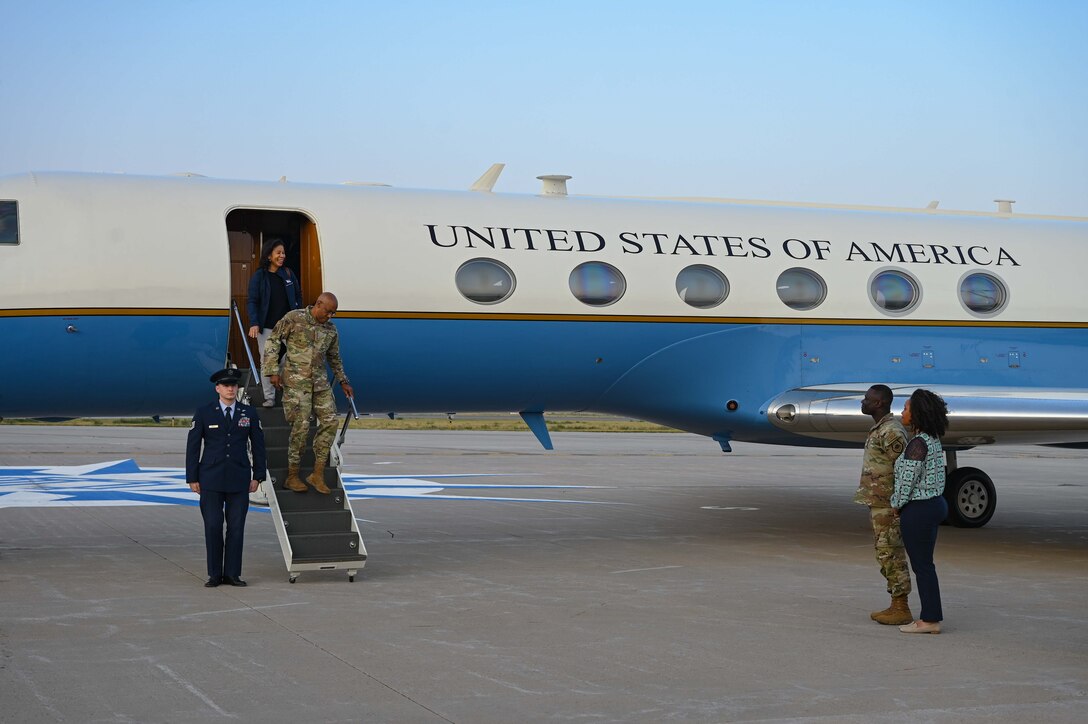 CSAF and spouse greeted at airplane