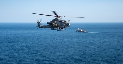 An AH-1Z Cobra helicopter from Marine Medium Tiltrotor Squadron (VMM) 265 conducts flight operations as the forward-deployed amphibious transport dock ship USS Green Bay (LPD 20) transits the Pacific Ocean, August 27.