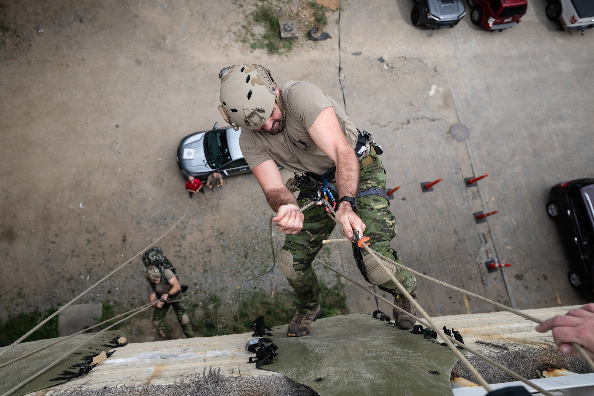 A U.S. Air Force pararescueman executes an urban high-angle ropes scenario to reach a simulated injured service member, render medical care, and lower him to safety during the 2023 PJ Rodeo competition in Louisville, Ky., Sept. 6, 2023. The biennial event, which tests the capabilities of pararescue Airmen across the service, was hosted by the Kentucky Air National Guard’s 123rd Special Tactics Squadron. (U.S. Air National Guard photo by Dale Greer)