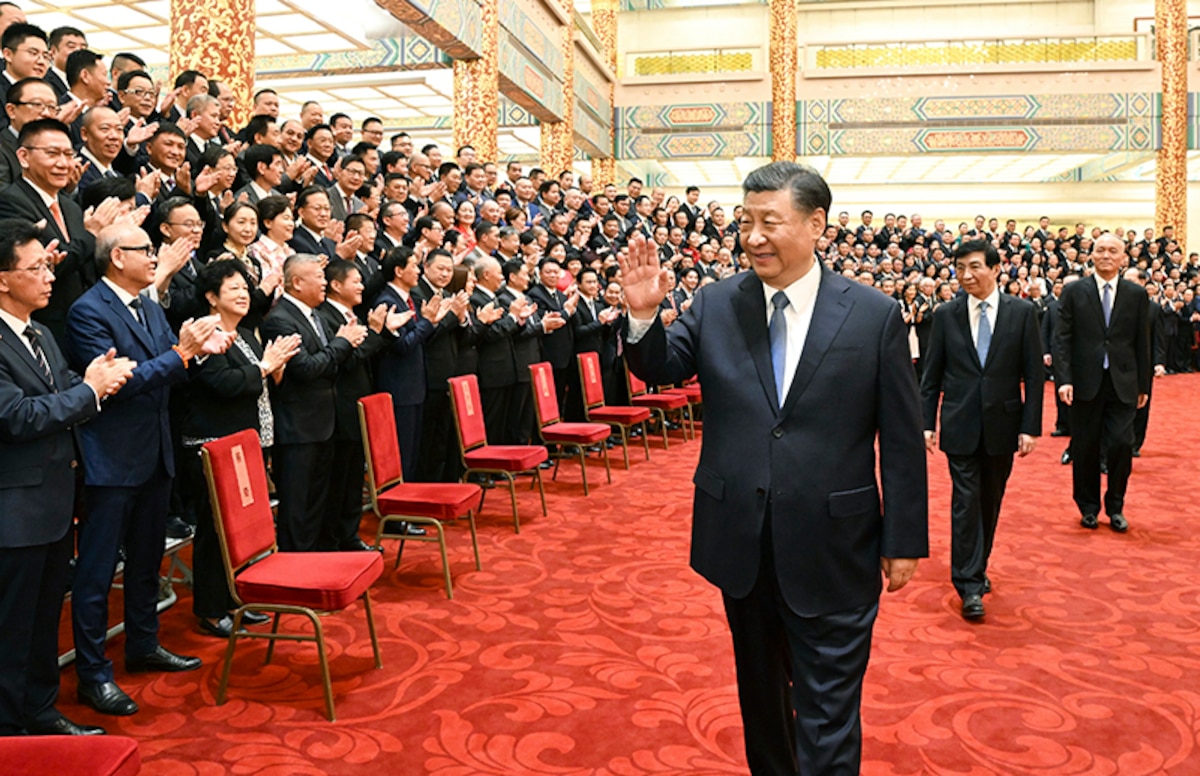 Xi Jinping meets with representatives of the 10th World Congress of Overseas Chinese Associations.