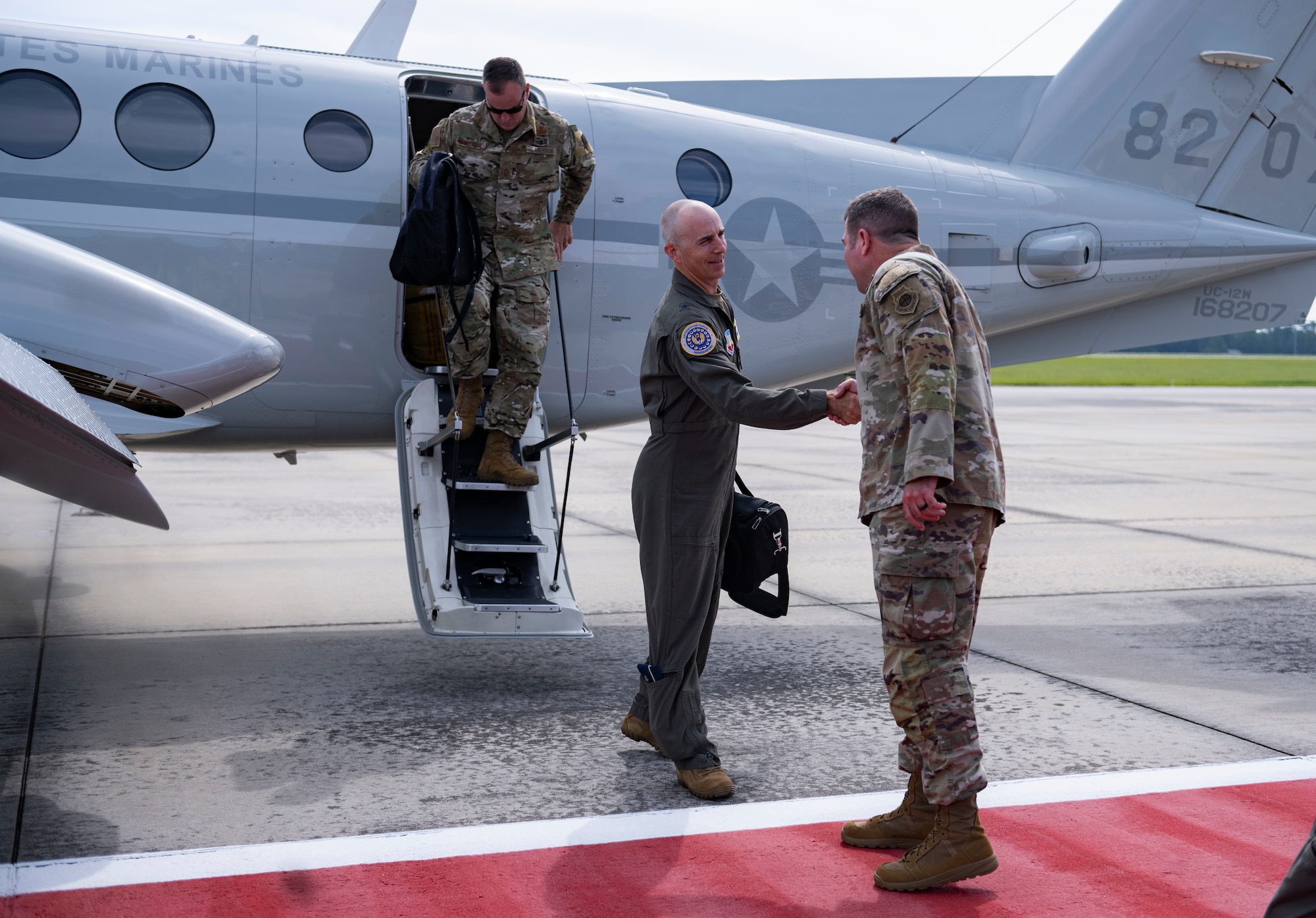 A General shakes hands with a Colonel