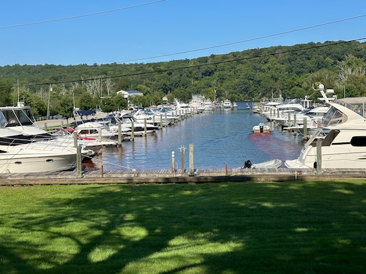 The U.S. Army Engineer Research and Development Center’s (ERDC) Aquatic Plant Management Team in the Environmental Laboratory and the U.S. Army Corps of Engineers (USACE) New England District are conducting a Hydrilla Research and Demonstration Water Study in the Connecticut River.