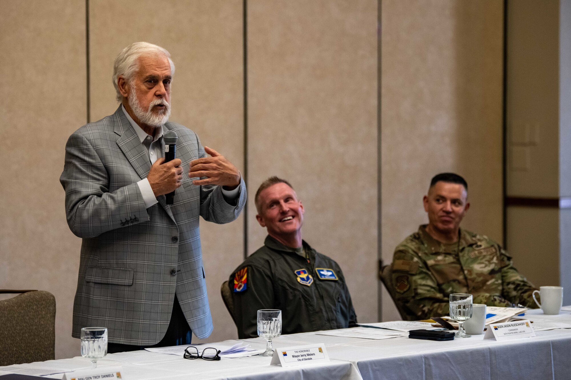 Mayor of Glendale Arizona speaks to a crowd of military members.