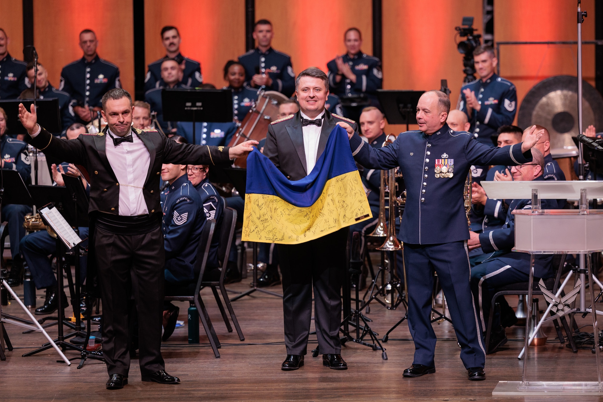 Conductor holds Ukrainian flag at concert