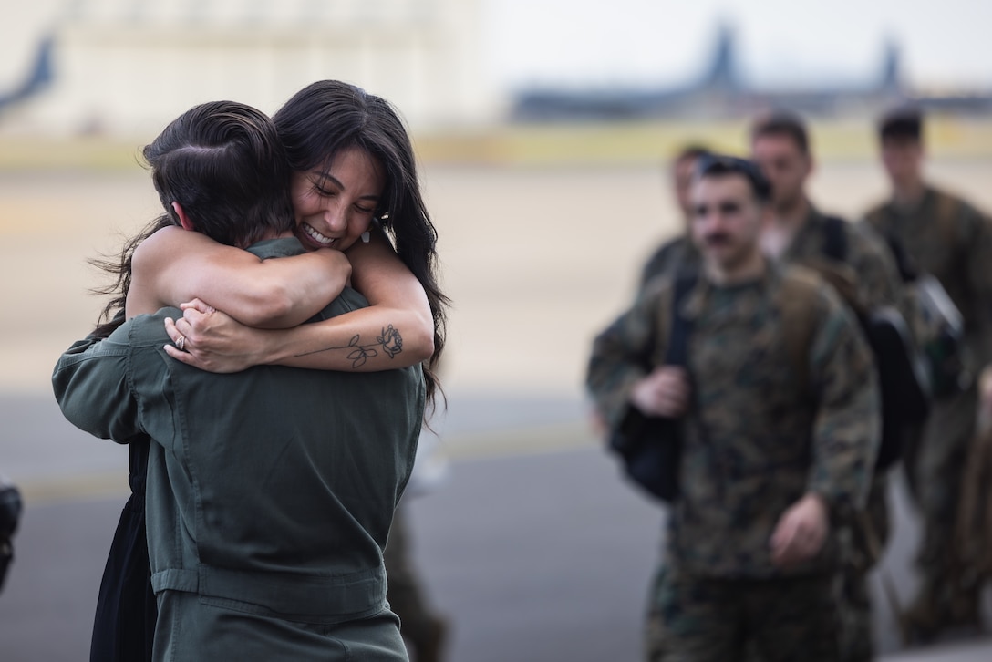 2023年9月4日、米海兵隊岩国航空基地に帰還した、第1海兵航空団（1st MAW）、第12海兵飛行大隊（MAG-12）、第242海兵戦闘攻撃中隊（VMFA-242）所属のF-35BライトニングII航空機パイロット、キャサリン・モンゴメリー大尉。（写真：レイモンド・トン伍長）