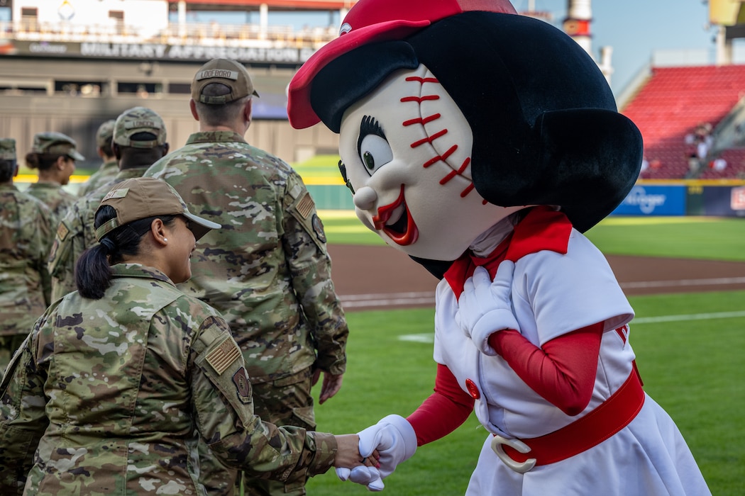 DVIDS - Images - Military Appreciation Night at Busch Stadium [Image 2 of 5]