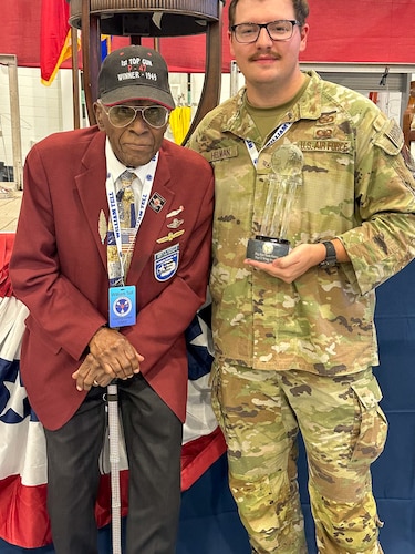 airmen stands with last surviving Tuskegee airman