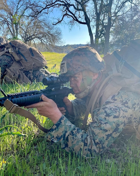 Marines with HQ Company, 23d Marine Regiment hold a squad competition