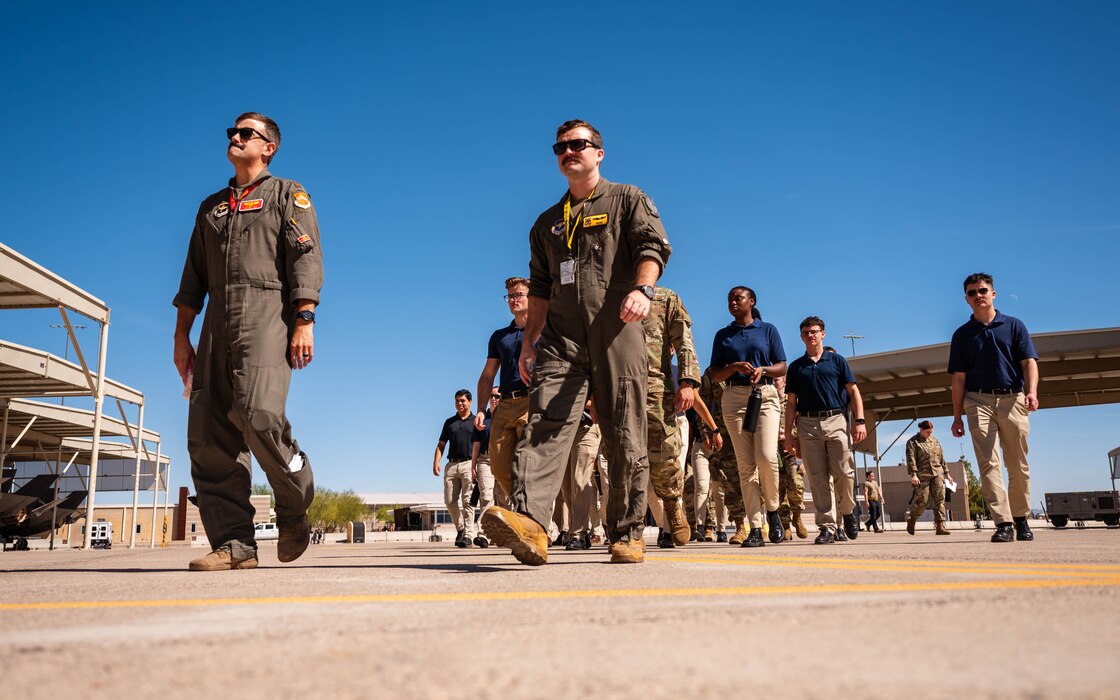 AZ Cardinals visit Luke in salute to service > Luke Air Force Base >  Article Display