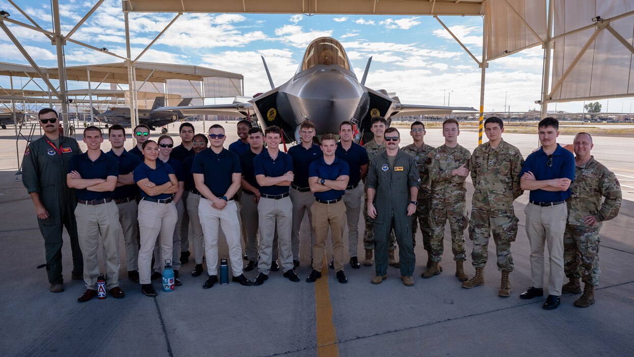 AZ Cardinals visit Luke in salute to service > Luke Air Force Base >  Article Display