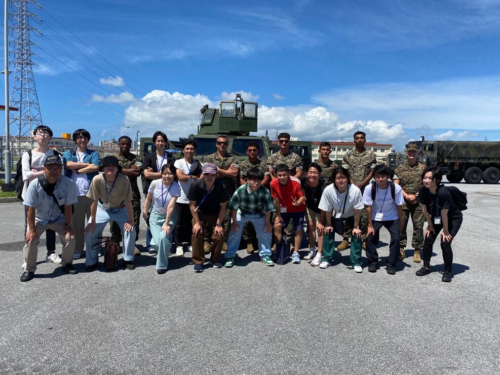 関西大学社会安全学部の学生ら15名が9月14日に海兵隊キャンプ・フォスターを訪問しました。第3戦闘兵站連隊司令官、バーグ大佐から歓迎の挨拶との任務の説明を受けました。CLR-3隷下、第12戦闘兵隊大隊から軍車両、第3上陸支援大隊からは携帯式浄水装置を学びました。
また、学生たちの学ぶフィールドを考慮し衛生兵の応急処置キットや装備、そして人道支援災害救援の講習も衛生兵と海軍医によって行われました。
学生たちはなかなか訪れる機会が少ない海兵隊員専用の食堂で昼食を食べる体験もしました。