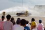 ９月１８日、海兵隊岩国航空基地は地元の子供たち８２名を地域交流イベントに招待しました。
子供たちはKC-130Jスーパー・ハーキュリーズを見学し、消防隊による消化訓練の様子を間近で見た後、放水体験もしました。