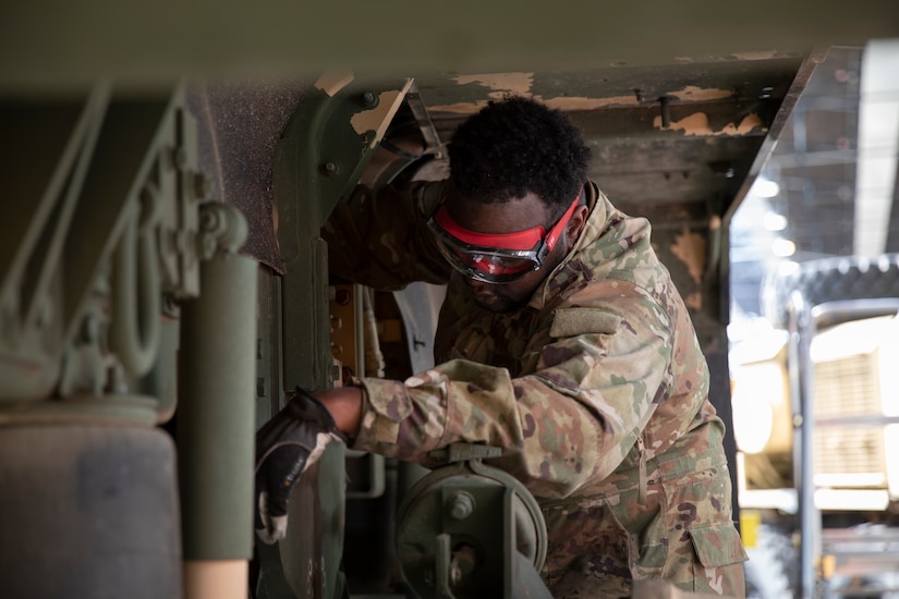 Army Reserve Soldiers log 564 maintenance hours during Forward Wrench