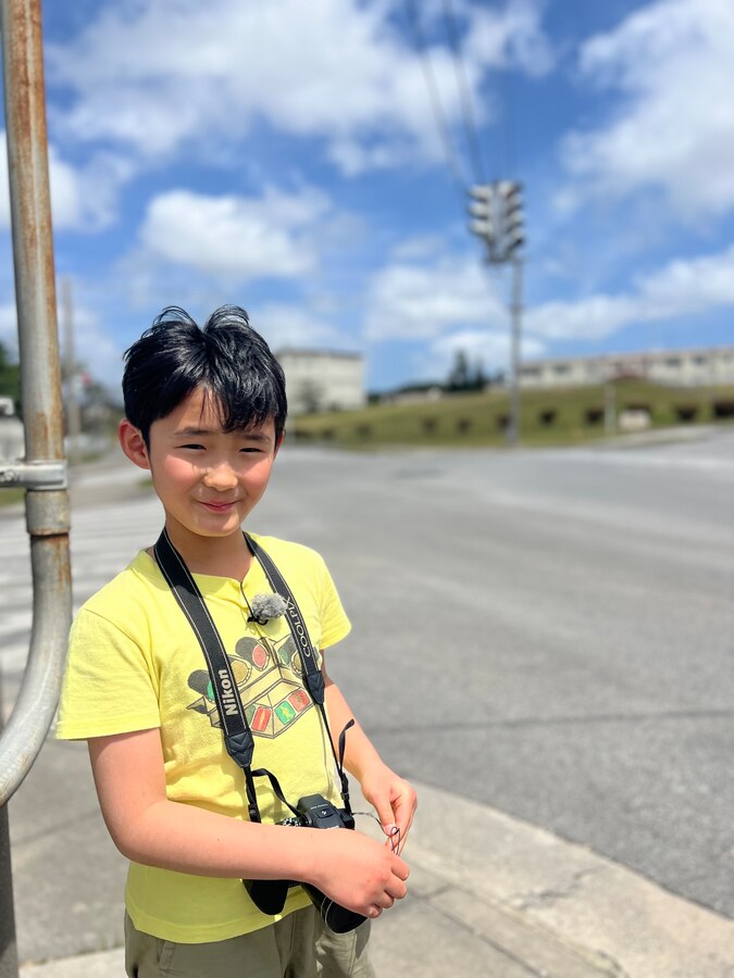 ３月２５日、雪の降る富山県富山市から夏日の海兵隊キャンプ・フォスターへ素敵な訪問がありました。
訪問者は小澤鷲（しゅう）君１０歳で、訪問の理由が国内では珍しい、キャンプ・フォスターで使用されている「吊り下げ式の信号機」が見たいと目を輝かせて基地を訪れました。