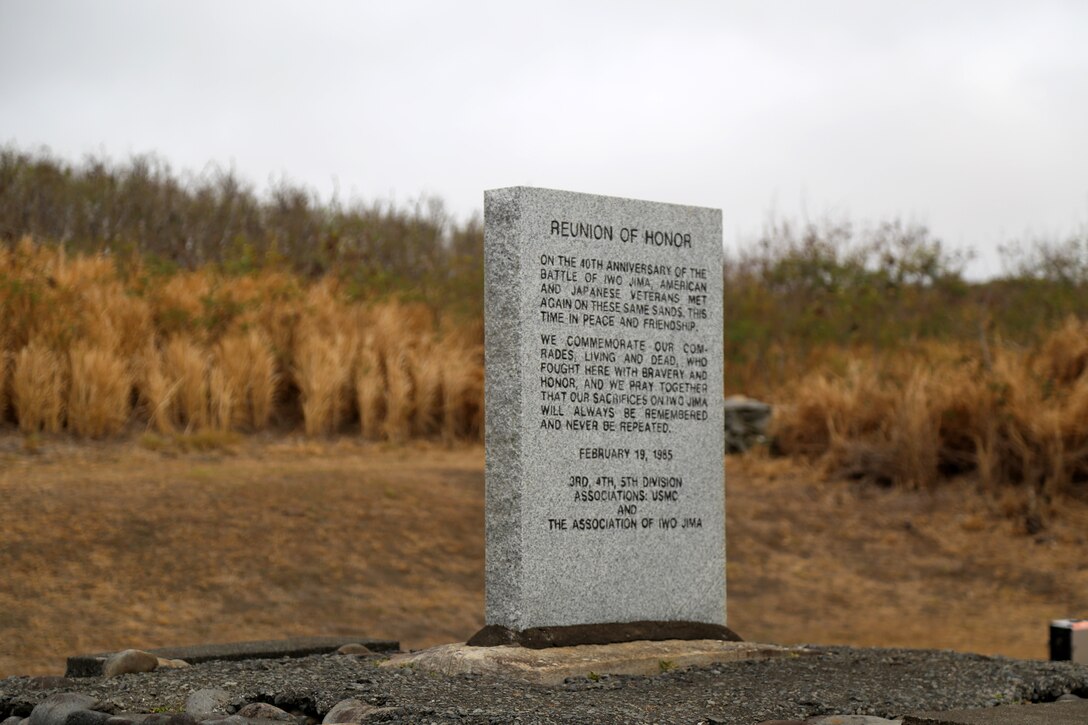 3月30日に行われた日米硫黄島戦没者合同慰霊追悼顕彰式に米側からは海兵隊第三海兵遠征軍軍司令官ロジャー・ターナー中将、在日海軍司令官カール・ラティ少将、米国大使館首席公使レイモンド・グリーン氏、そして米国硫黄島協会会長デービッド・バイス海兵隊少将（退役）が出席しました。