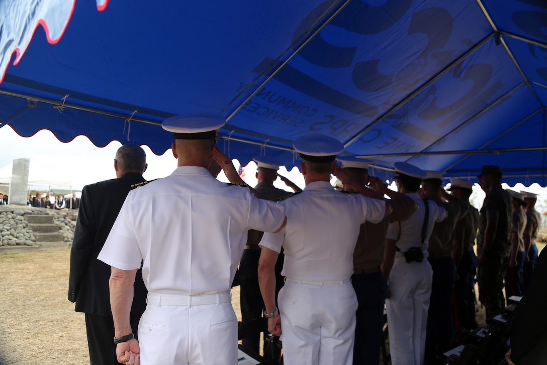 3月30日に行われた日米硫黄島戦没者合同慰霊追悼顕彰式に米側からは海兵隊第三海兵遠征軍軍司令官ロジャー・ターナー中将、在日海軍司令官カール・ラティ少将、米国大使館首席公使レイモンド・グリーン氏、そして米国硫黄島協会会長デービッド・バイス海兵隊少将（退役）が出席しました。