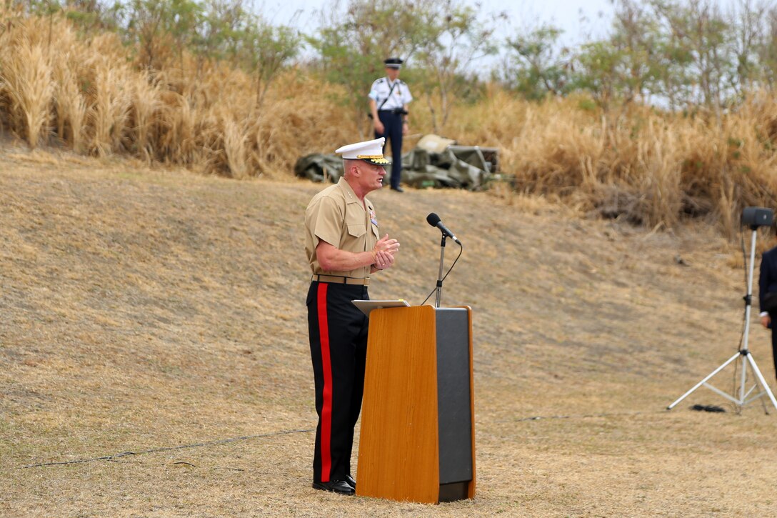 3月30日に行われた日米硫黄島戦没者合同慰霊追悼顕彰式に米側からは海兵隊第三海兵遠征軍軍司令官ロジャー・ターナー中将、在日海軍司令官カール・ラティ少将、米国大使館首席公使レイモンド・グリーン氏、そして米国硫黄島協会会長デービッド・バイス海兵隊少将（退役）が出席しました。