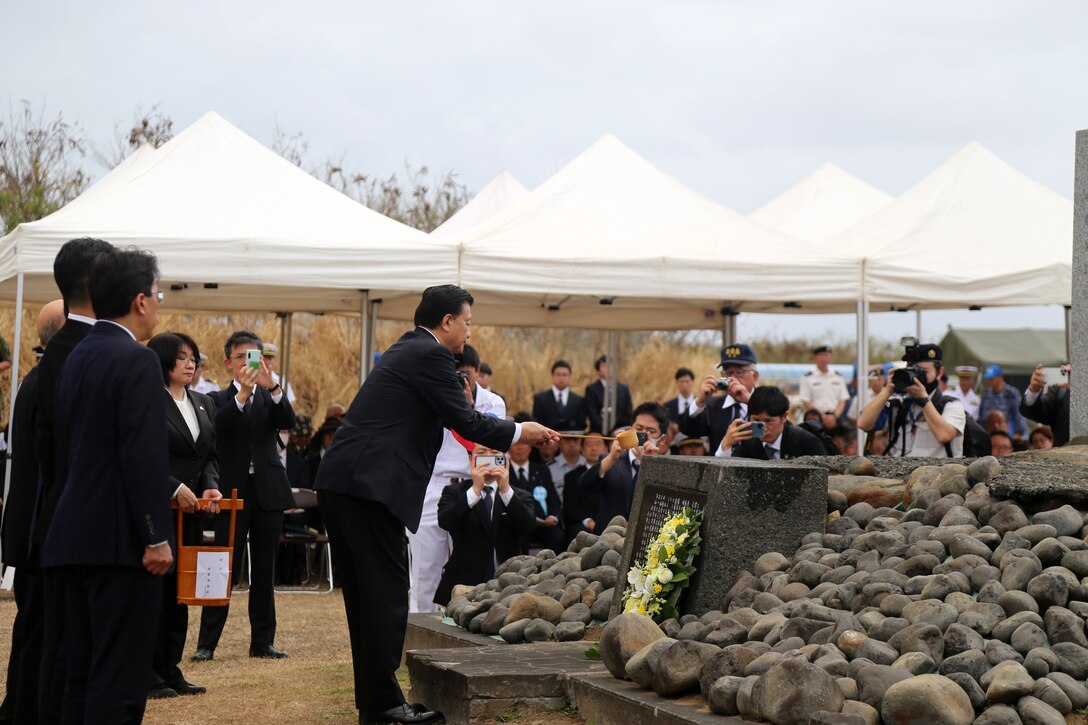 3月30日に行われた日米硫黄島戦没者合同慰霊追悼顕彰式に米側からは海兵隊第三海兵遠征軍軍司令官ロジャー・ターナー中将、在日海軍司令官カール・ラティ少将、米国大使館首席公使レイモンド・グリーン氏、そして米国硫黄島協会会長デービッド・バイス海兵隊少将（退役）が出席しました。