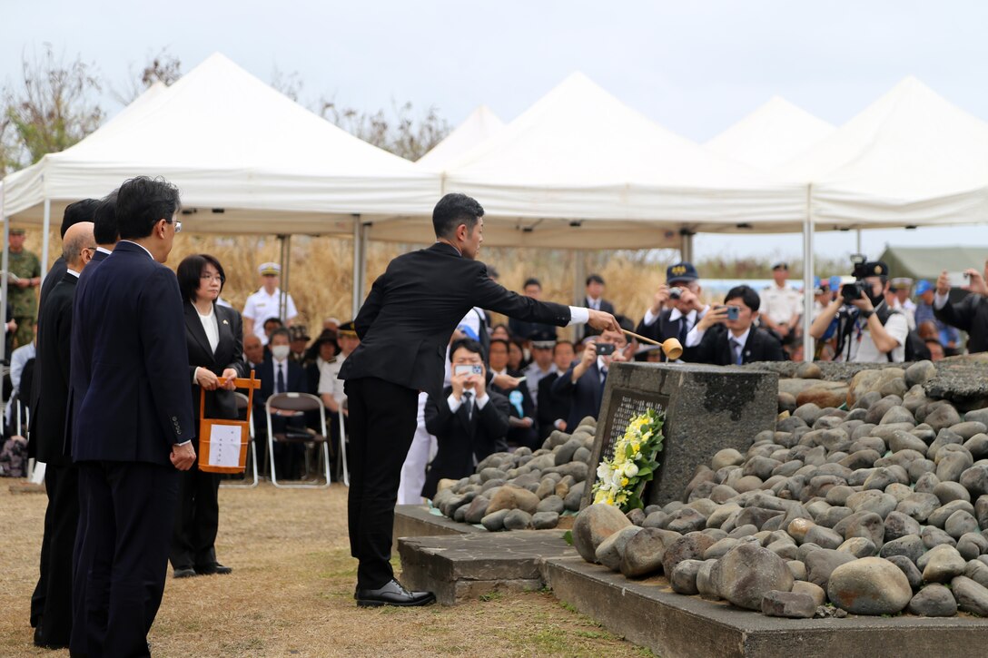 3月30日に行われた日米硫黄島戦没者合同慰霊追悼顕彰式に米側からは海兵隊第三海兵遠征軍軍司令官ロジャー・ターナー中将、在日海軍司令官カール・ラティ少将、米国大使館首席公使レイモンド・グリーン氏、そして米国硫黄島協会会長デービッド・バイス海兵隊少将（退役）が出席しました。