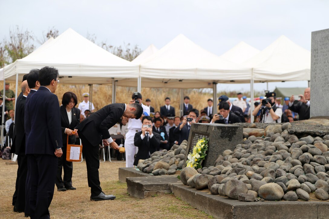 3月30日に行われた日米硫黄島戦没者合同慰霊追悼顕彰式に米側からは海兵隊第三海兵遠征軍軍司令官ロジャー・ターナー中将、在日海軍司令官カール・ラティ少将、米国大使館首席公使レイモンド・グリーン氏、そして米国硫黄島協会会長デービッド・バイス海兵隊少将（退役）が出席しました。