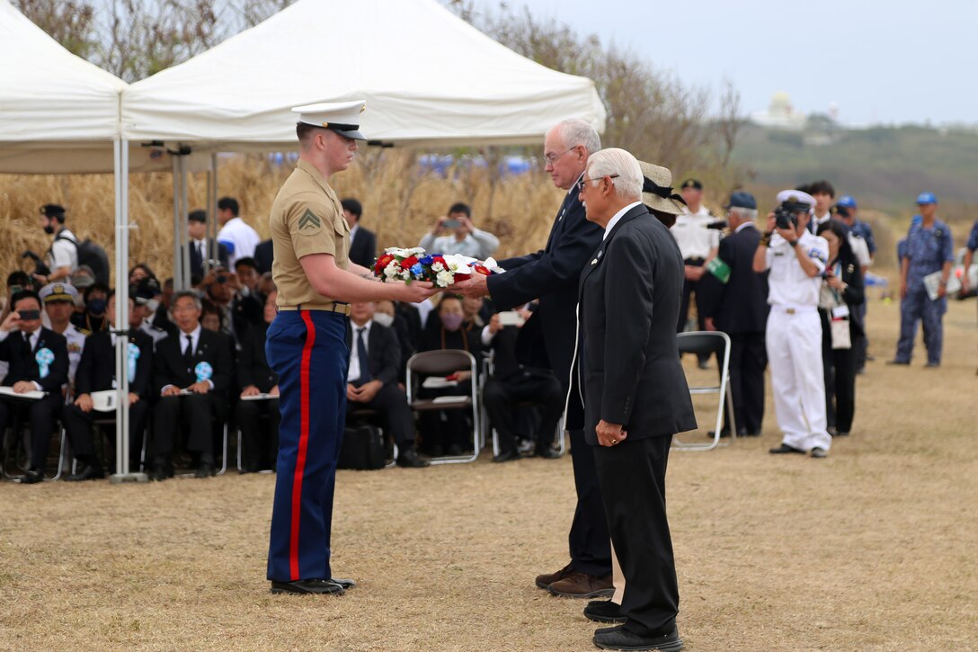 3月30日に行われた日米硫黄島戦没者合同慰霊追悼顕彰式に米側からは海兵隊第三海兵遠征軍軍司令官ロジャー・ターナー中将、在日海軍司令官カール・ラティ少将、米国大使館首席公使レイモンド・グリーン氏、そして米国硫黄島協会会長デービッド・バイス海兵隊少将（退役）が出席しました。