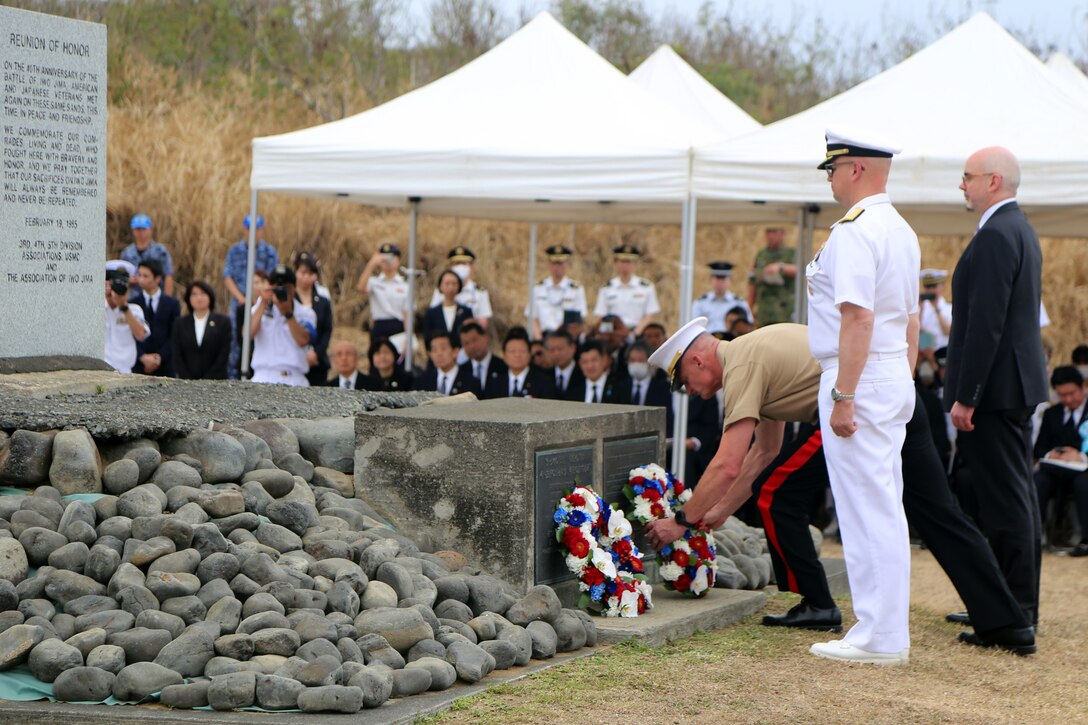 3月30日に行われた日米硫黄島戦没者合同慰霊追悼顕彰式に米側からは海兵隊第三海兵遠征軍軍司令官ロジャー・ターナー中将、在日海軍司令官カール・ラティ少将、米国大使館首席公使レイモンド・グリーン氏、そして米国硫黄島協会会長デービッド・バイス海兵隊少将（退役）が出席しました。