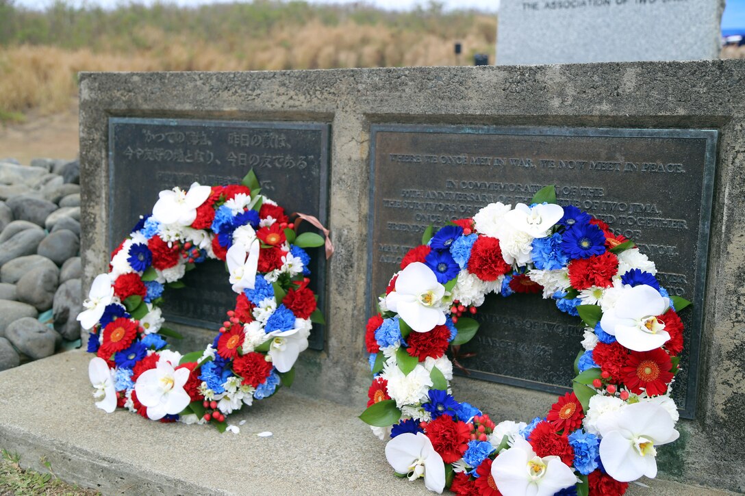 3月30日に行われた日米硫黄島戦没者合同慰霊追悼顕彰式に米側からは海兵隊第三海兵遠征軍軍司令官ロジャー・ターナー中将、在日海軍司令官カール・ラティ少将、米国大使館首席公使レイモンド・グリーン氏、そして米国硫黄島協会会長デービッド・バイス海兵隊少将（退役）が出席しました。