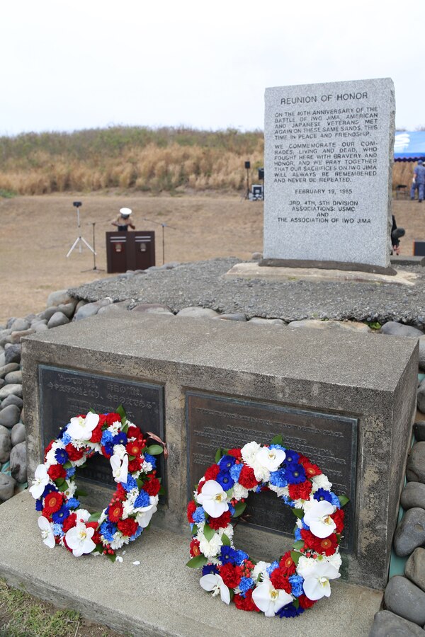 3月30日に行われた日米硫黄島戦没者合同慰霊追悼顕彰式に米側からは海兵隊第三海兵遠征軍軍司令官ロジャー・ターナー中将、在日海軍司令官カール・ラティ少将、米国大使館首席公使レイモンド・グリーン氏、そして米国硫黄島協会会長デービッド・バイス海兵隊少将（退役）が出席しました。