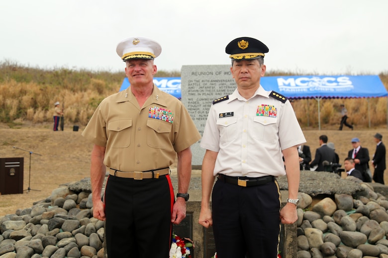 3月30日に行われた日米硫黄島戦没者合同慰霊追悼顕彰式に米側からは海兵隊第三海兵遠征軍軍司令官ロジャー・ターナー中将、在日海軍司令官カール・ラティ少将、米国大使館首席公使レイモンド・グリーン氏、そして米国硫黄島協会会長デービッド・バイス海兵隊少将（退役）が出席しました。