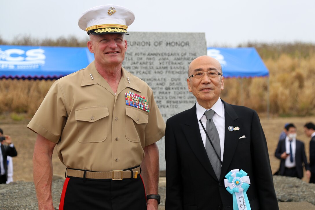 3月30日に行われた日米硫黄島戦没者合同慰霊追悼顕彰式に米側からは海兵隊第三海兵遠征軍軍司令官ロジャー・ターナー中将、在日海軍司令官カール・ラティ少将、米国大使館首席公使レイモンド・グリーン氏、そして米国硫黄島協会会長デービッド・バイス海兵隊少将（退役）が出席しました。
