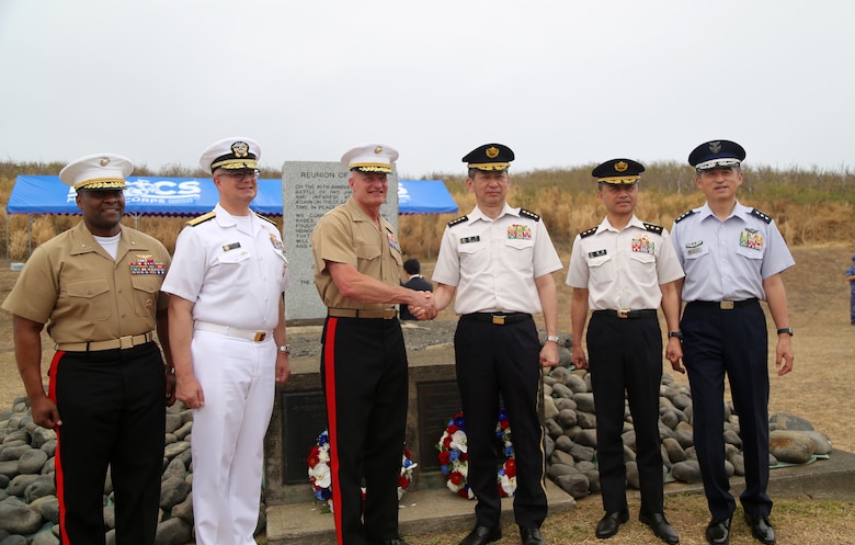 3月30日に行われた日米硫黄島戦没者合同慰霊追悼顕彰式に米側からは海兵隊第三海兵遠征軍軍司令官ロジャー・ターナー中将、在日海軍司令官カール・ラティ少将、米国大使館首席公使レイモンド・グリーン氏、そして米国硫黄島協会会長デービッド・バイス海兵隊少将（退役）が出席しました。