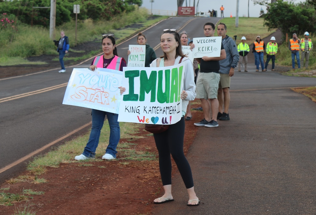 U.S. Army Corps of Engineers, Recovery Field Office Commander Col. Eric Swenson is joined by parents, community members and passersby to welcome back students as they were dropped off for their first day of school at the new King Kamehameha III Elementary School temporary campus installed by USACE. Swenson waved at smiling kids and parents thrilled to get to this milestone in the recovery process.