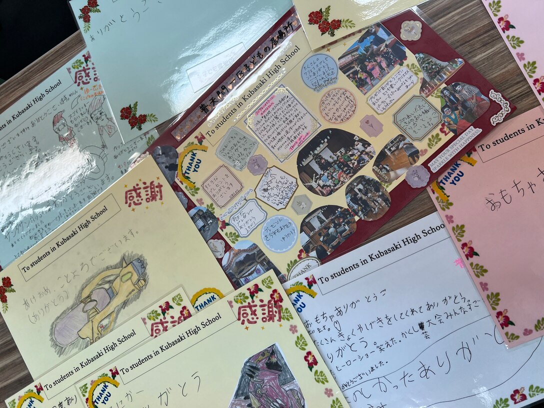 海兵隊キャンプ・フォスターのクバサキ高校のJROTCのカデッツへ「トイズ・フロム・カデッツ」でおもちゃを贈呈した宜野湾市の児童たちからお礼状が届けられました。