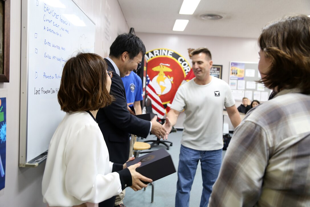 海兵隊キャンプ・フォスターのクバサキ高校のJROTCのカデッツへ「トイズ・フロム・カデッツ」でおもちゃを贈呈した宜野湾市の児童たちからお礼状が届けられました。