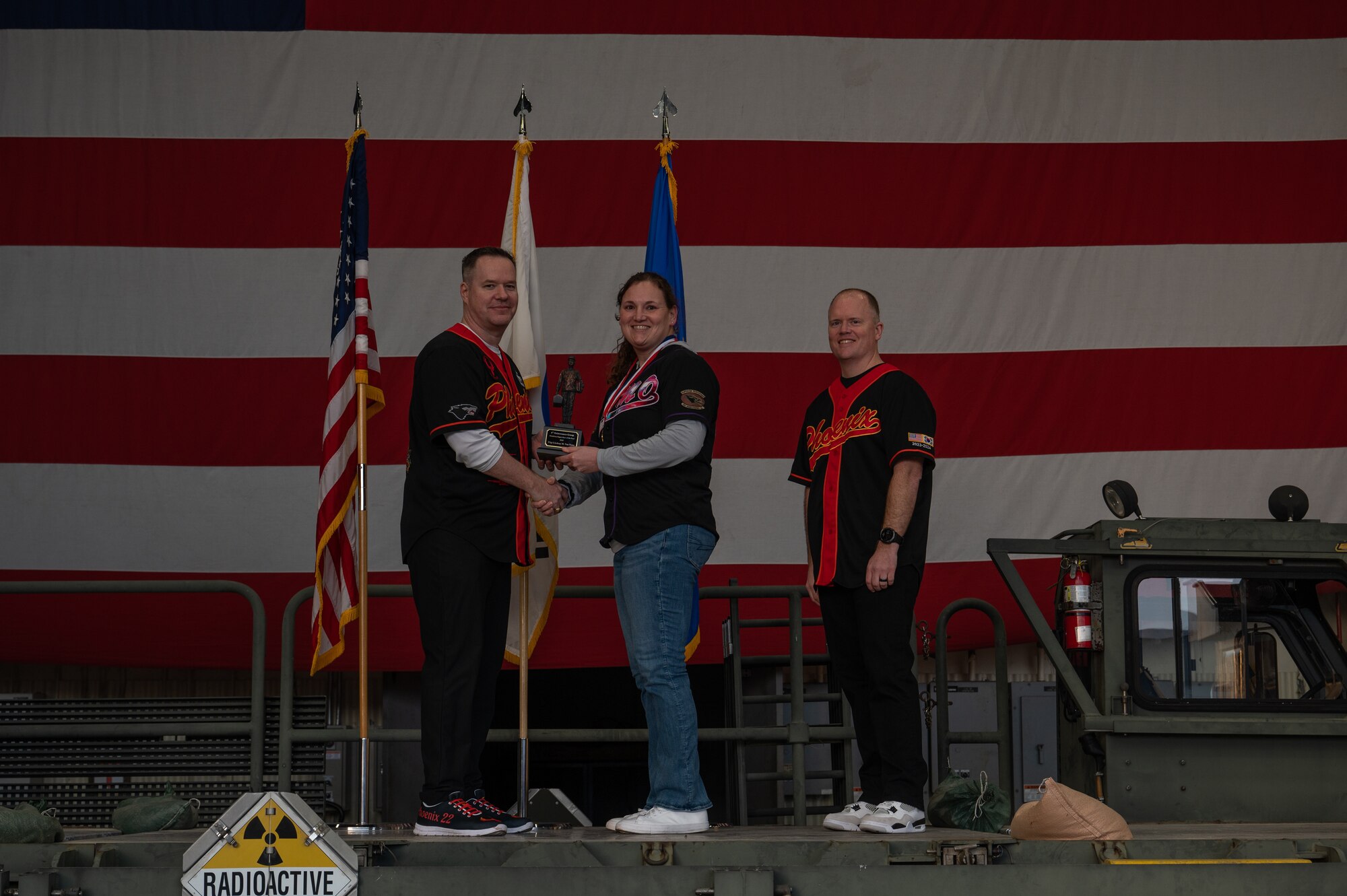 8th Maintenance Group leaders present an award