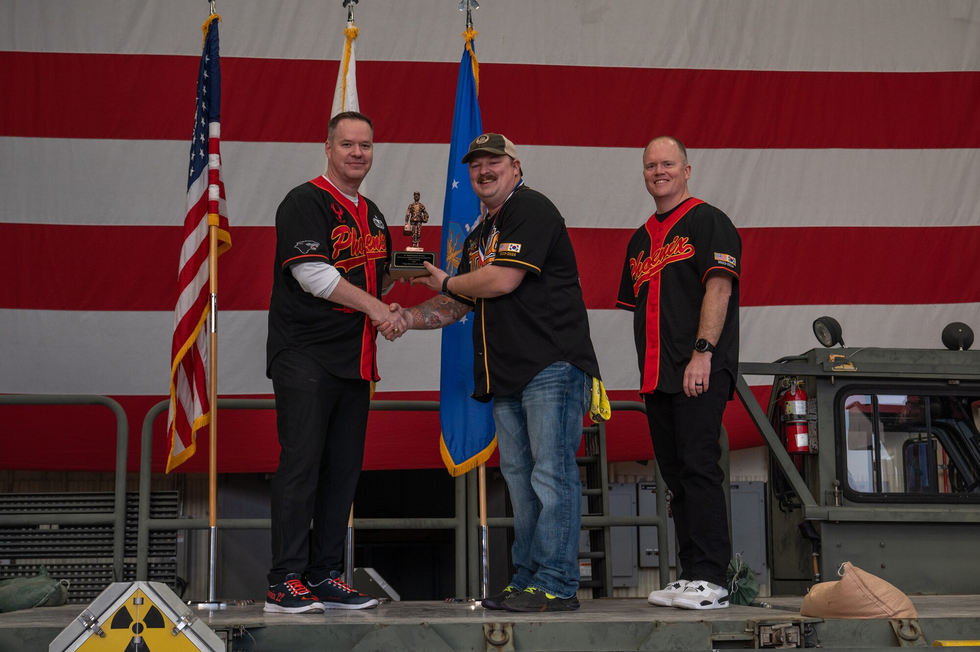 8th Maintenance Group leaders present an award