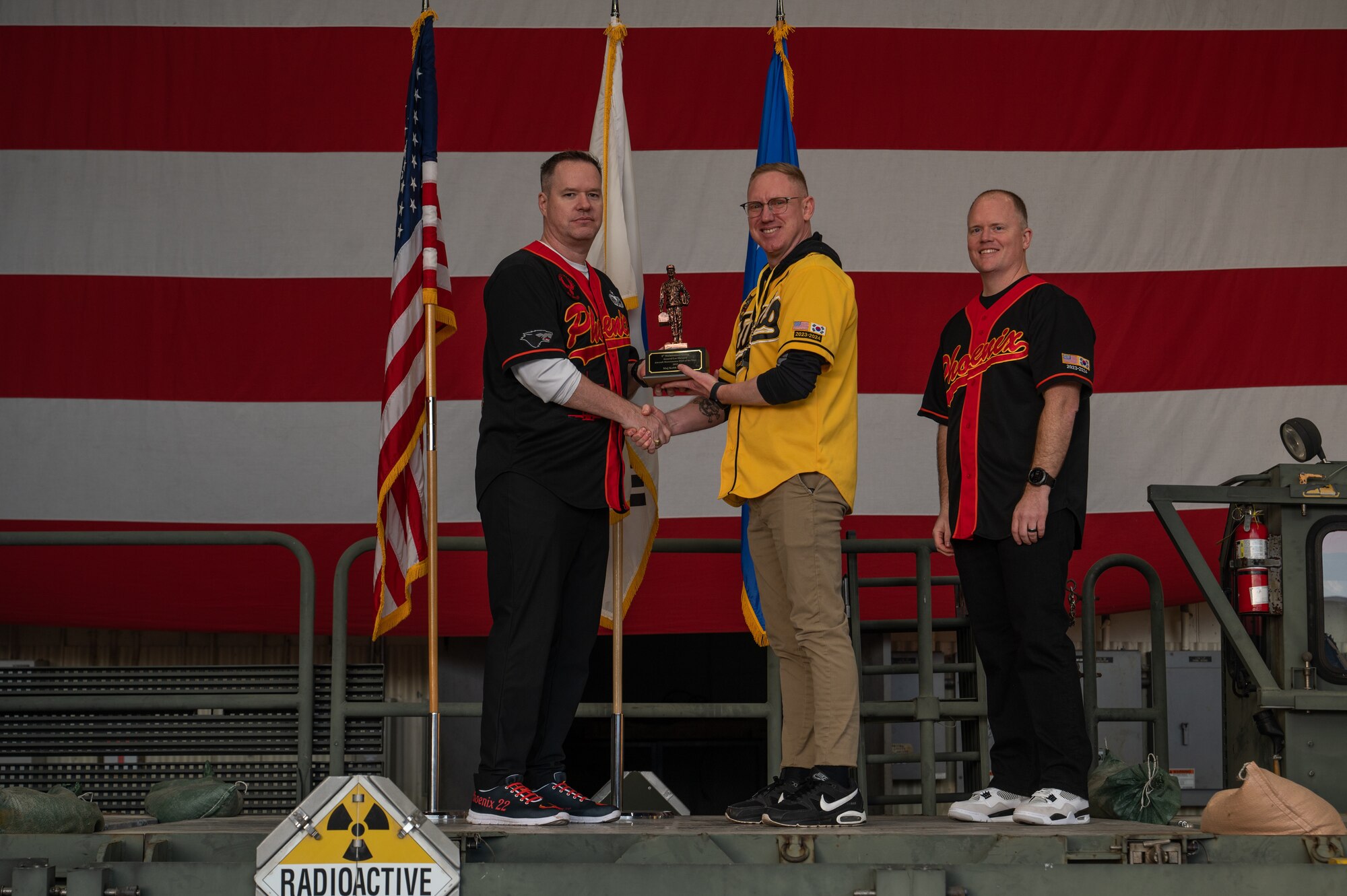 8th Maintenance Group leaders present an award