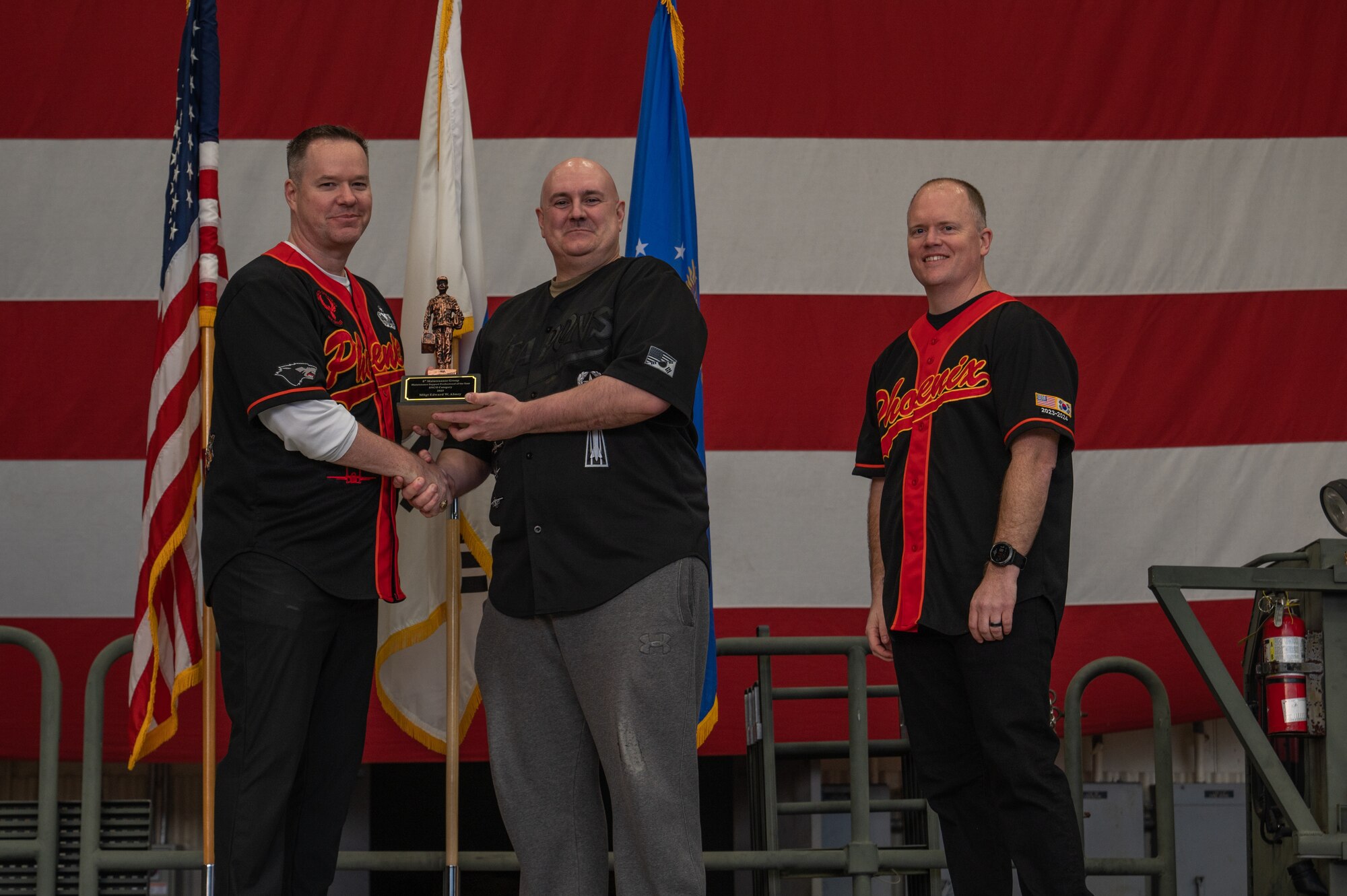 8th Maintenance Group leaders present an award