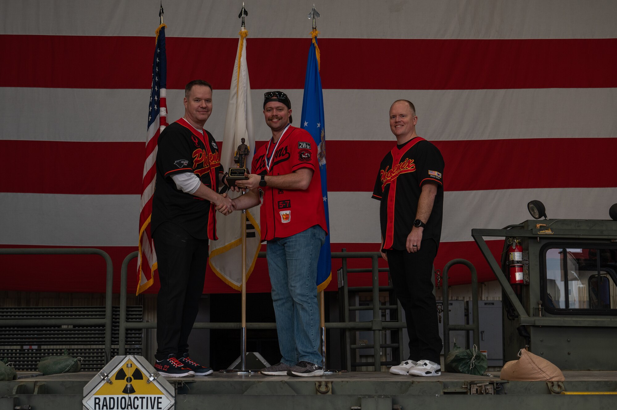 8th Maintenance Group leaders present an award